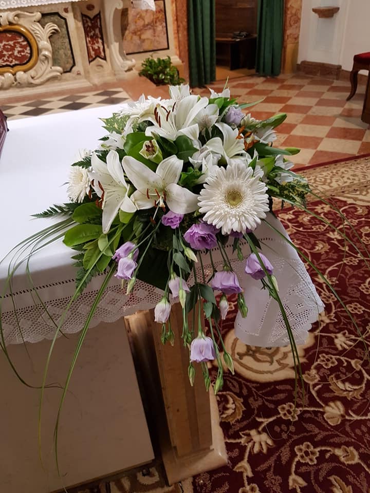 01 Allestimento Matrimonio Composizione Altare Piccola Gerbere Bianche Lilium Lisianthus Viola e Bianchi Fioreria Bruseghini Besenello Trento